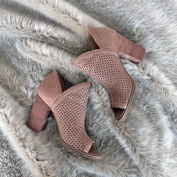 Lucky Brand Tan Peep Toe Booties Size 6 Heeled Perforated Ankle Sandals Shoes - Picture 1 of 8